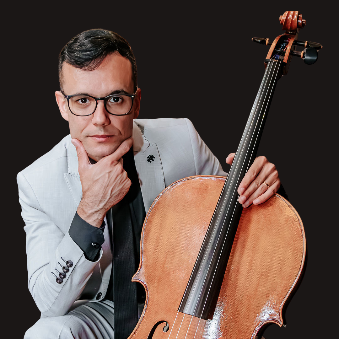 Elton Araújo ao lado de seu violoncelo