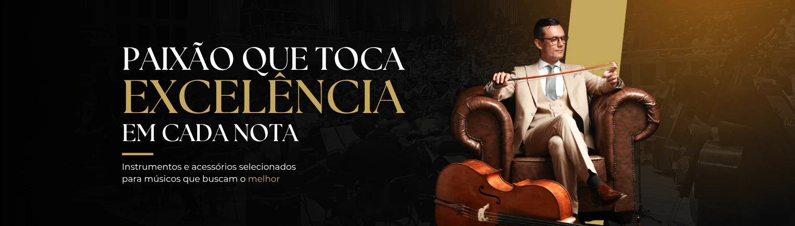 Elton Araújo com seu violoncelo em ambiente de concerto